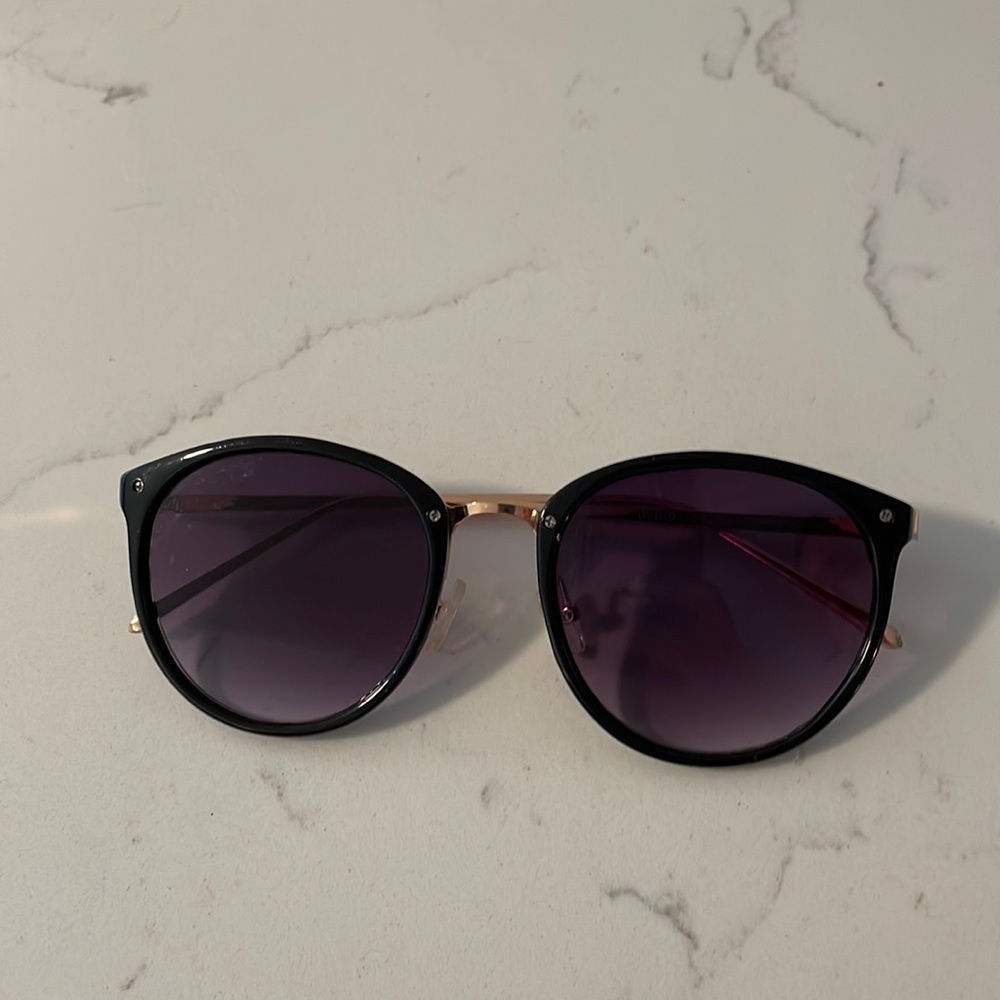 Super cute black/rose gold sunglasses glasses!